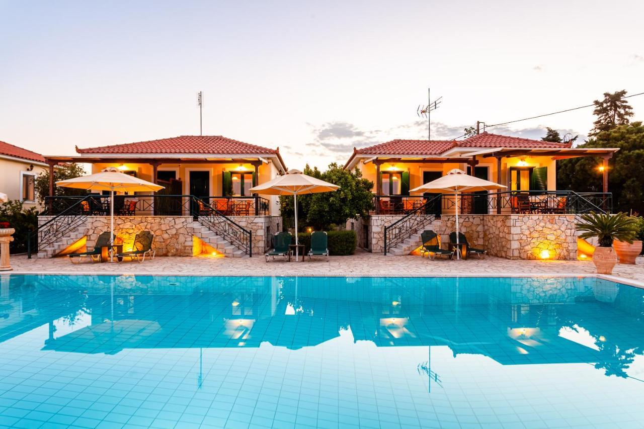 Dukes Poolside Parálion Ástros